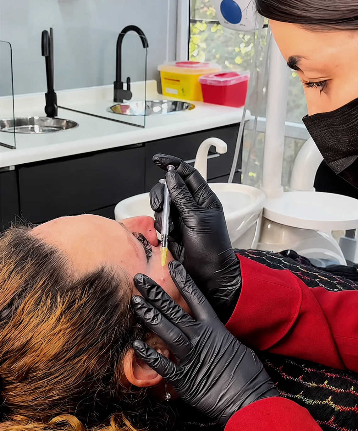 Dra. Carolina Lizcano realizando un tratamiento de medicina estética a una paciente en Los Andes